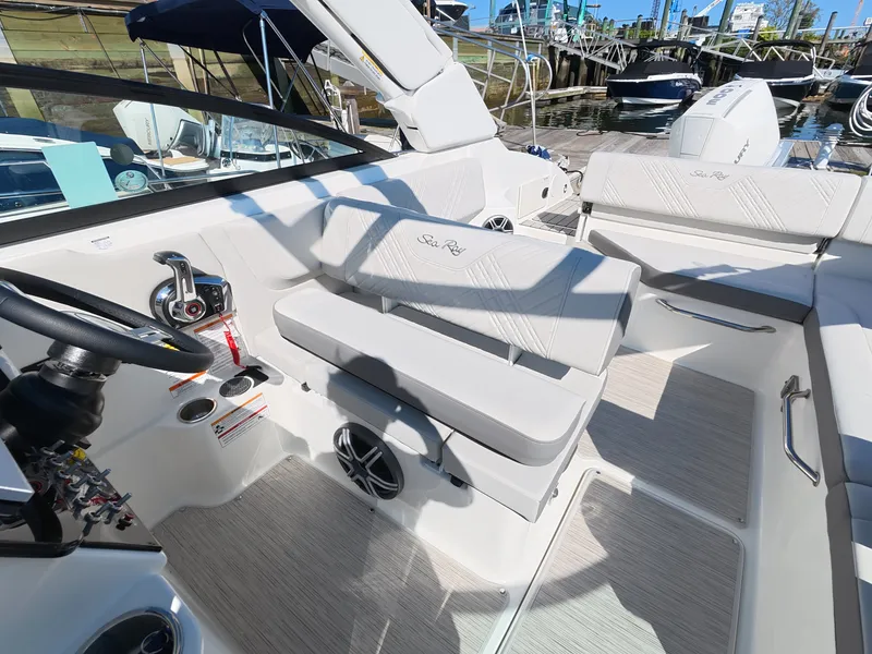 Slide: The Image of Sea Ray SDX 250 Outboard 2026 - 18