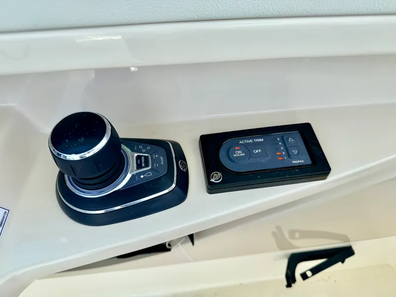 Slide: The Image of Boston Whaler 280 VANTAGE 2022 - 10