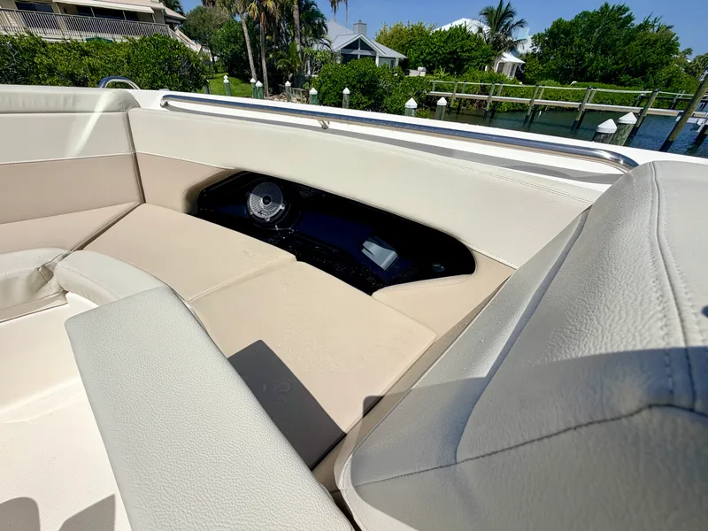 Slide: The Image of Boston Whaler 280 VANTAGE 2022 - 21