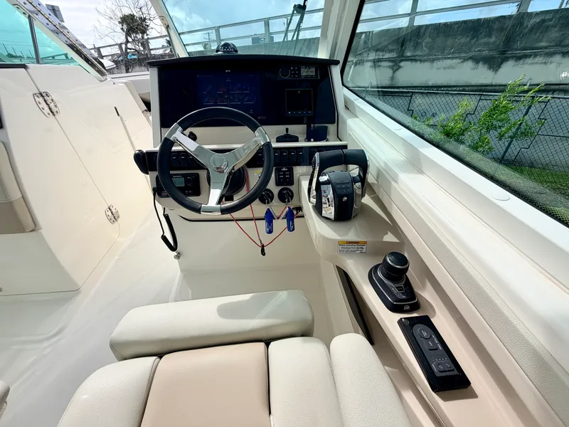 Slide: The Image of Boston Whaler 280 VANTAGE 2022 - 12