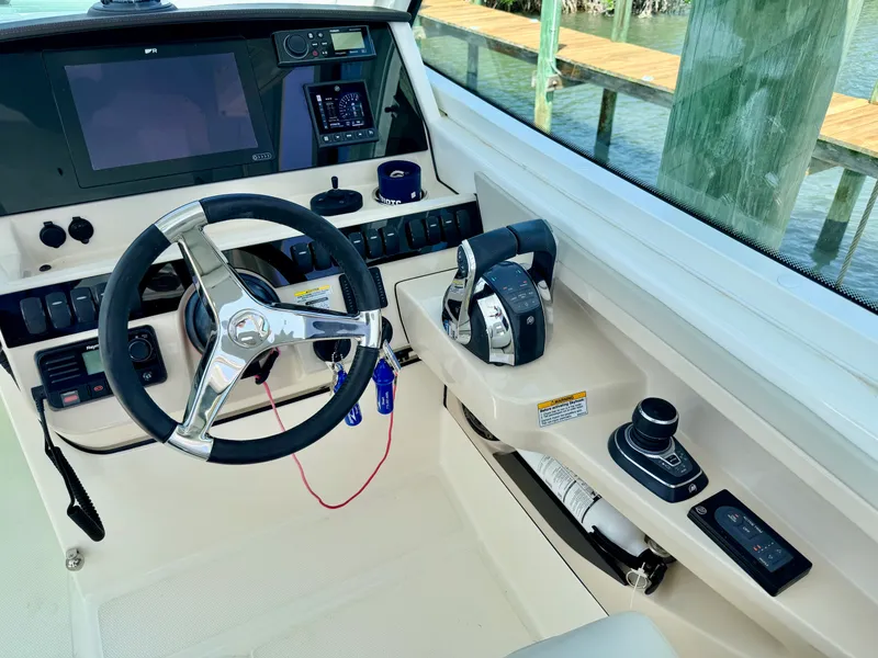 Slide: The Image of Boston Whaler 280 VANTAGE 2022 - 8