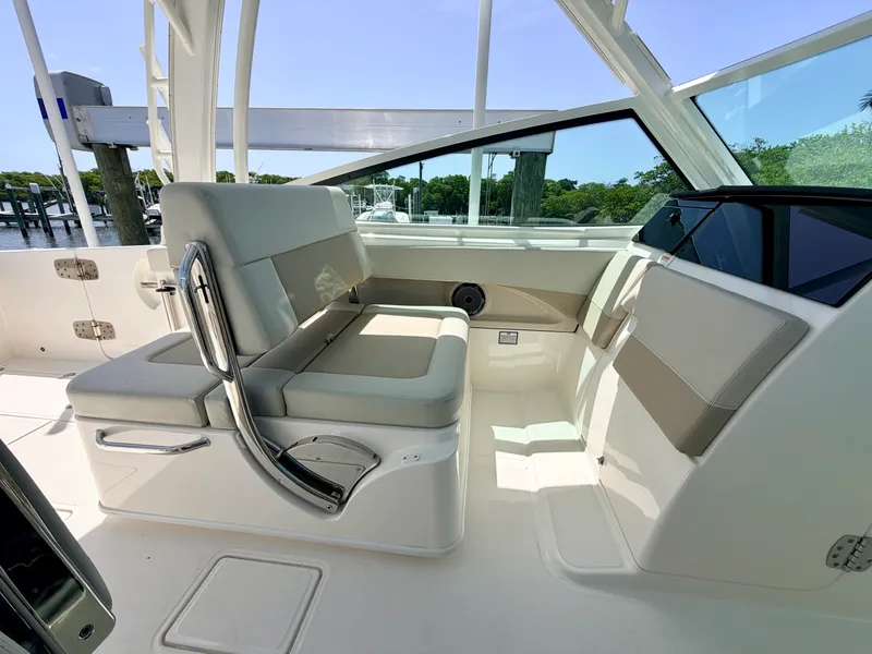 Slide: The Image of Boston Whaler 280 VANTAGE 2022 - 12