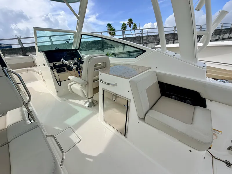 Slide: The Image of Boston Whaler 280 VANTAGE 2022 - 7