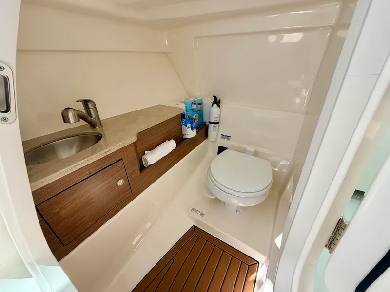 Slide: The Image of Boston Whaler 280 VANTAGE 2022 - 14