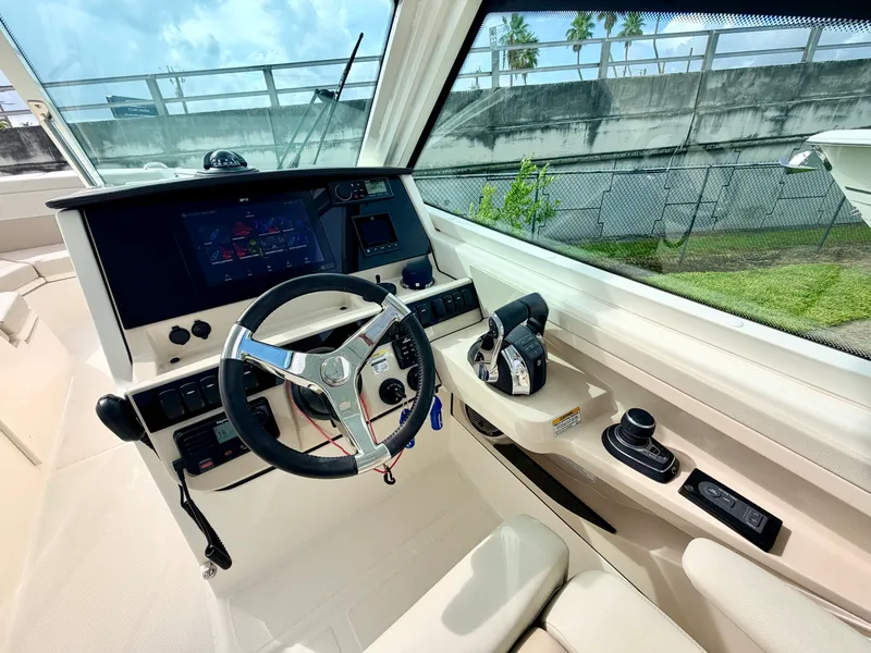 Slide: The Image of Boston Whaler 280 VANTAGE 2022 - 13