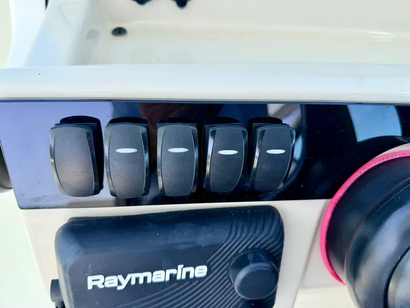 Slide: The Image of Boston Whaler 280 VANTAGE 2022 - 11