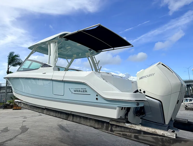 Slide: The Image of Boston Whaler 280 VANTAGE 2022 - 1