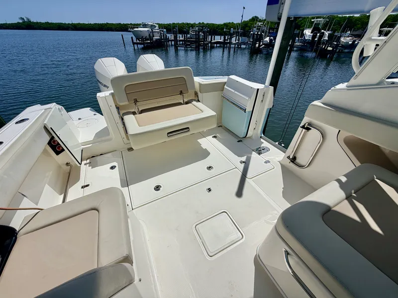 Slide: The Image of Boston Whaler 280 VANTAGE 2022 - 16