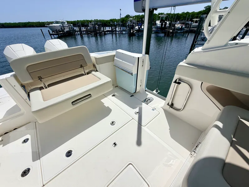 Slide: The Image of Boston Whaler 280 VANTAGE 2022 - 17