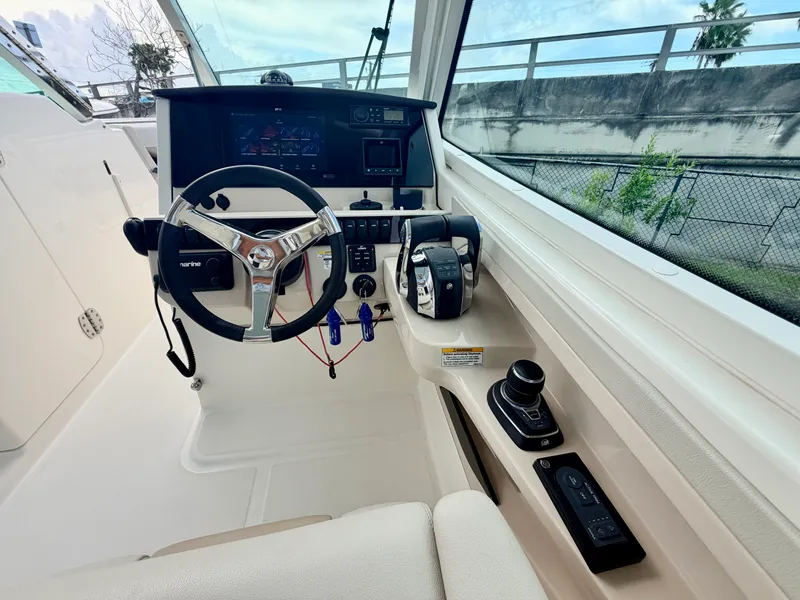 Slide: The Image of Boston Whaler 280 VANTAGE 2022 - 11