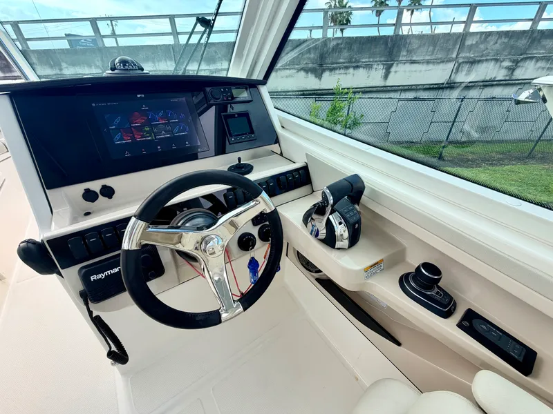 Slide: The Image of Boston Whaler 280 VANTAGE 2022 - 14