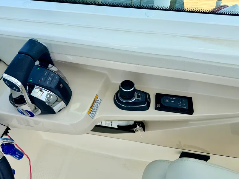 Slide: The Image of Boston Whaler 280 VANTAGE 2022 - 9