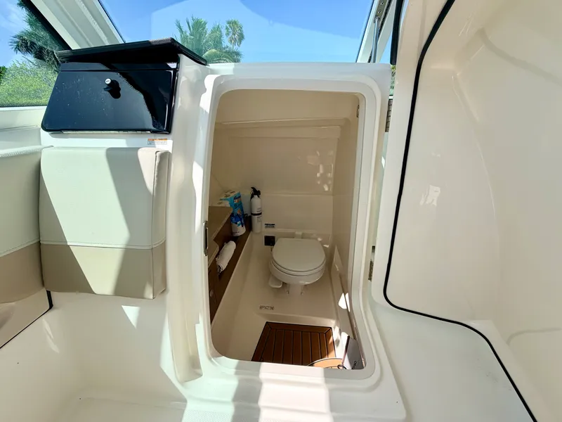 Slide: The Image of Boston Whaler 280 VANTAGE 2022 - 13