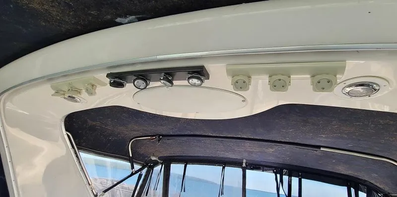 Slide: The Image of Interior roof of 1999 Bayliner 4085 Avanti boat with lighting fixtures. - 17