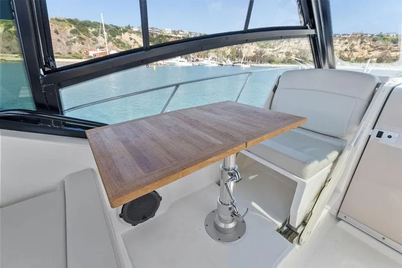 Slide: The Image of Boston Whaler 325 Conquest 2022 - 27