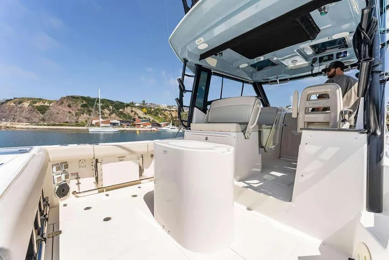 Slide: The Image of Boston Whaler 325 Conquest 2022 - 19