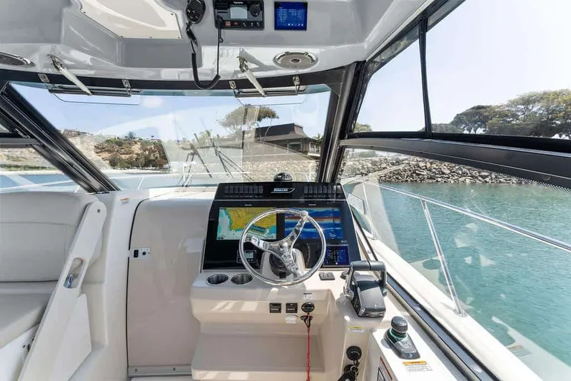 Slide: The Image of Boston Whaler 325 Conquest 2022 - 30