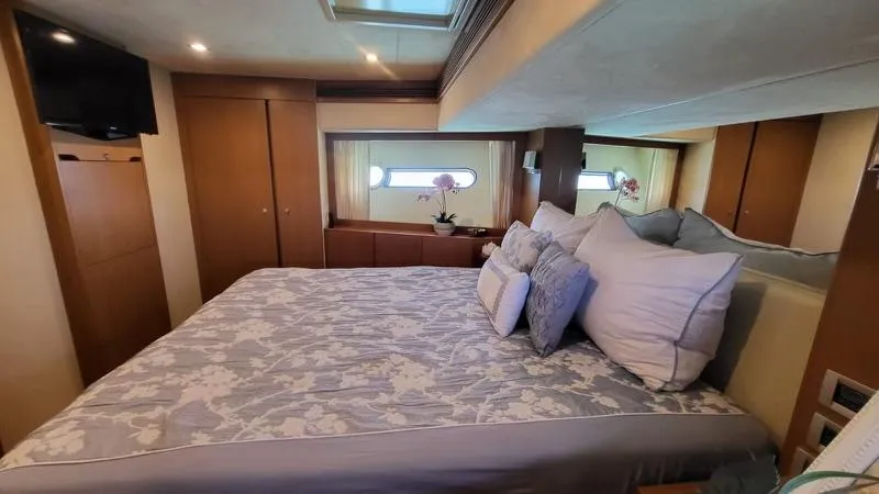 Slide: The Image of Luxuriöses Schlafzimmer mit großem Bett, Kissen und Fenster in einer Ferretti Yachts 780 von 2007. - 24