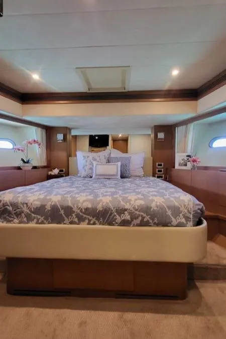 Slide: The Image of Luxuriöses Schlafzimmer mit Kingsize-Bett, Holzakzenten und seitlichen Fenstern auf einer Yacht. - 25