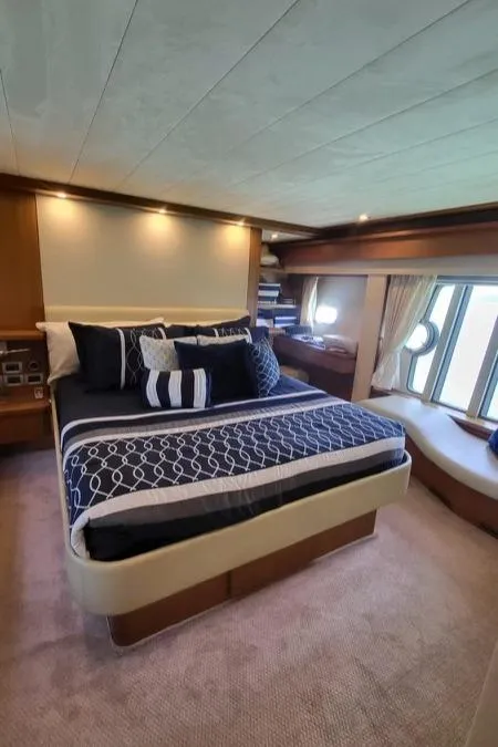 Slide: The Image of Luxuriöse Kabine mit großem Bett, eleganten Kissen und runden Fenstern auf einer Ferretti Yacht. - 21