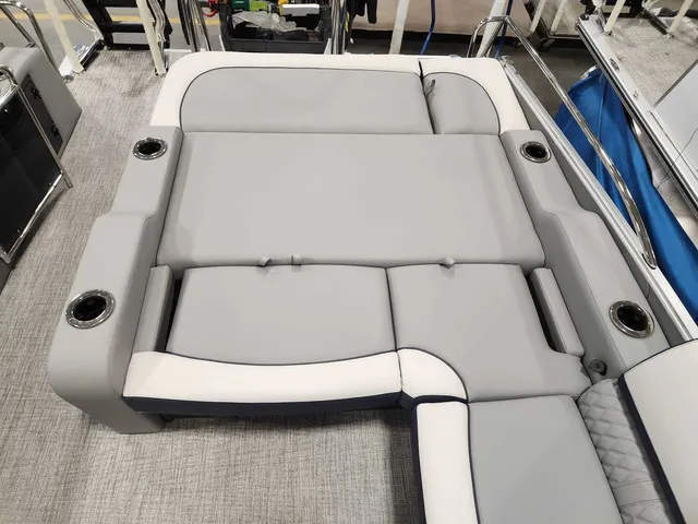 Slide: The Image of Avalon 2585 25 Catalina VRB 2026 - 12