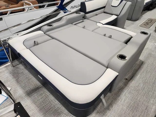 Slide: The Image of Avalon 2585 25 Catalina VRB 2026 - 13