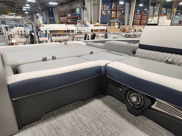 Slide: The Image of Avalon 2585 25 Catalina VRB 2026 - 8