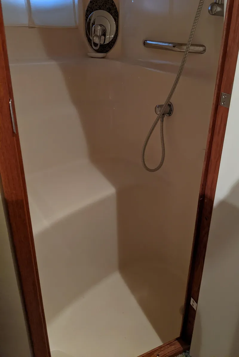 Slide: The Image of Shower area in 2006 Sea Ray 44 Sundancer yacht. - 33