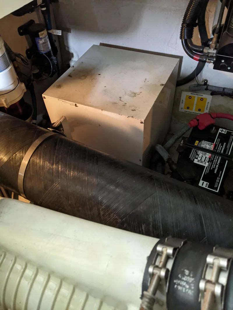 Slide: The Image of Engine compartment of a 2006 Sea Ray 44 Sundancer boat. - 40