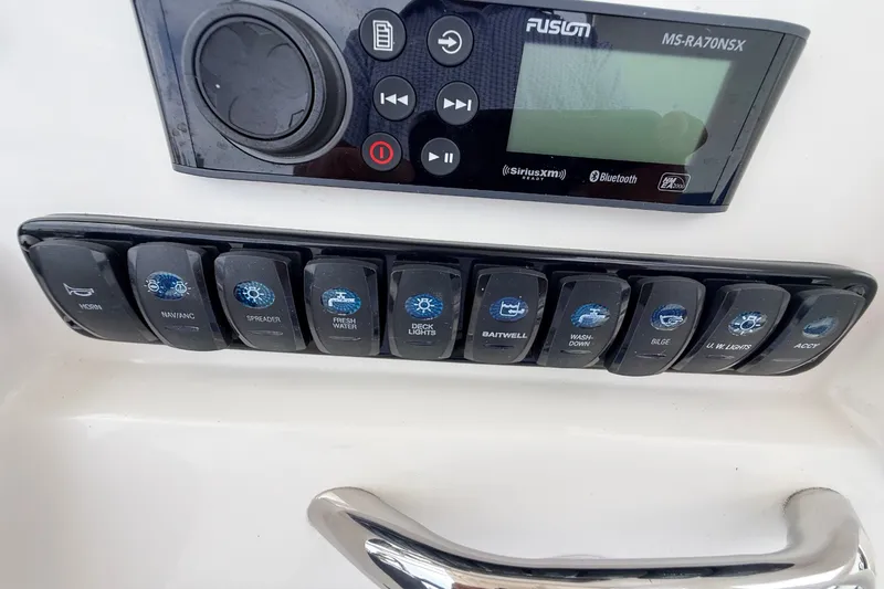 Slide: The Image of Sailfish 220 CC 2022 - 17