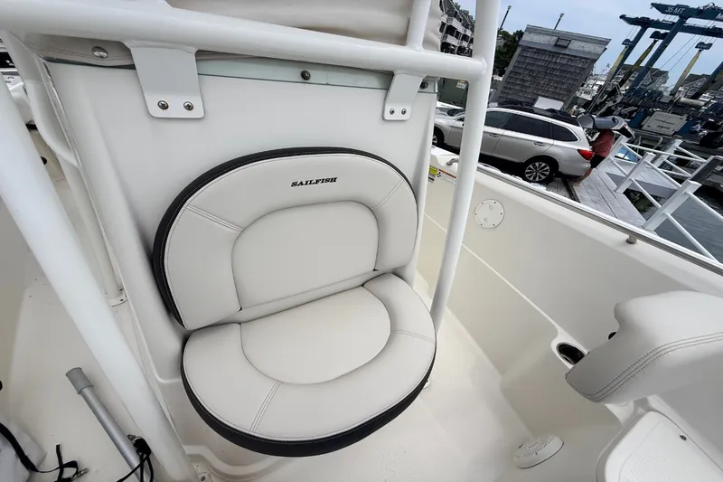 Slide: The Image of Sailfish 220 CC 2022 - 11