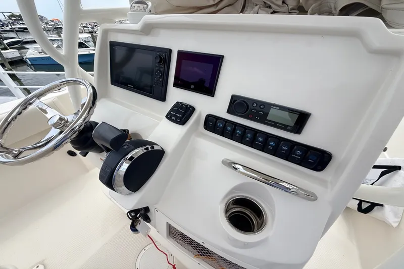 Slide: The Image of Sailfish 220 CC 2022 - 16