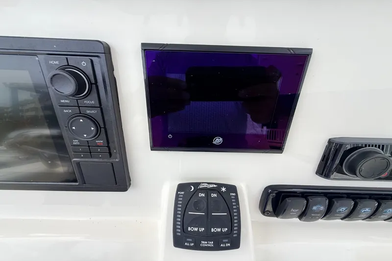 Slide: The Image of Sailfish 220 CC 2022 - 18