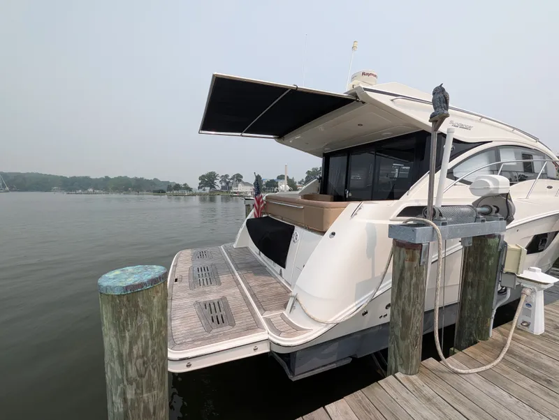 Slide: The Image of Sea Ray Sundancer 400 2017 - 25