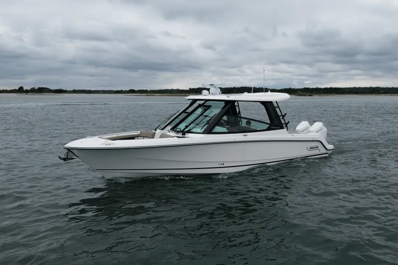 Slide: The Image of Boston Whaler 330 Vantage 2026 - 5