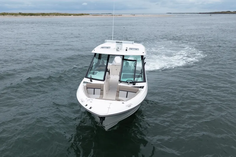 Slide: The Image of Boston Whaler 330 Vantage 2026 - 12