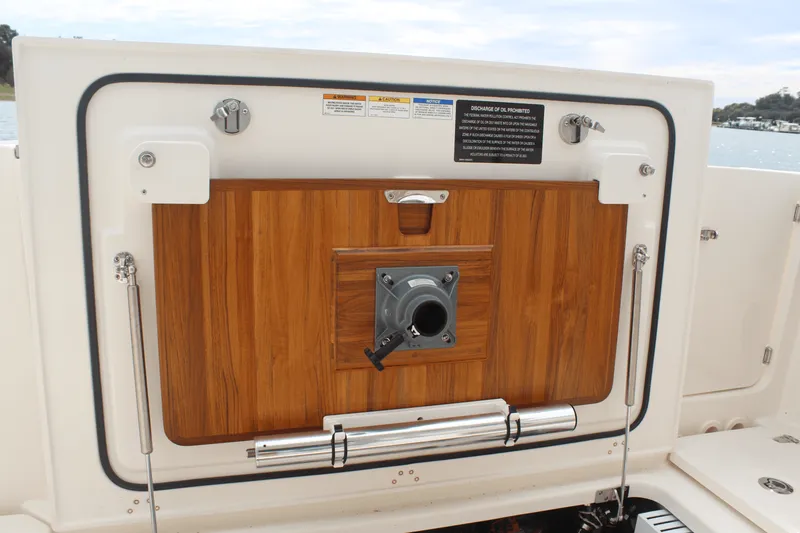 Slide: The Image of Boston Whaler 330 Vantage 2026 - 23