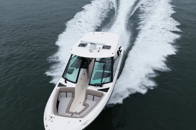 Slide: The Image of Boston Whaler 330 Vantage 2026 - 15