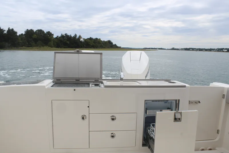 Slide: The Image of Boston Whaler 330 Vantage 2026 - 19