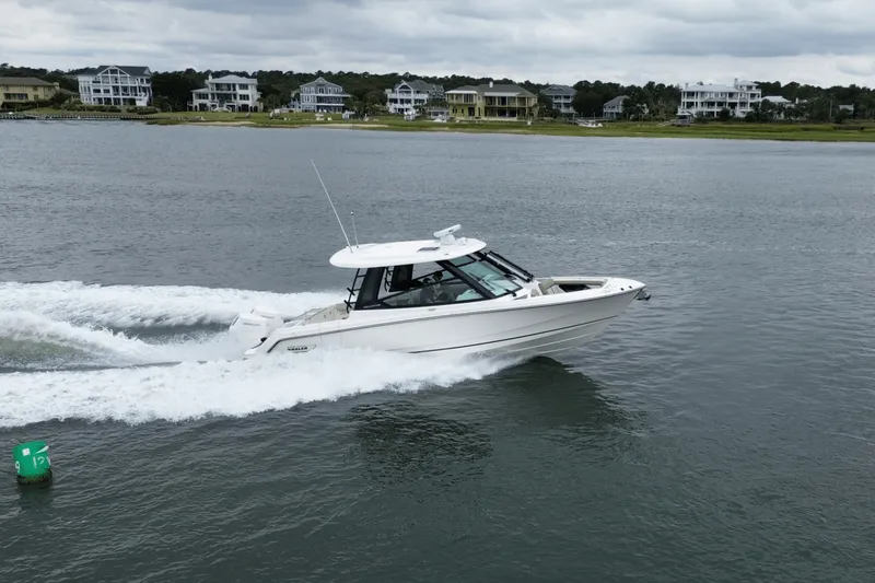 Slide: The Image of Boston Whaler 330 Vantage 2026 - 16