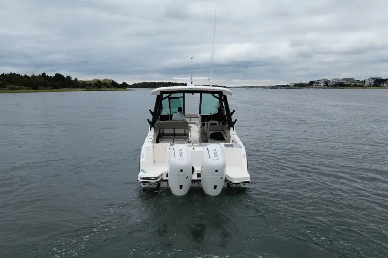 Slide: The Image of Boston Whaler 330 Vantage 2026 - 17