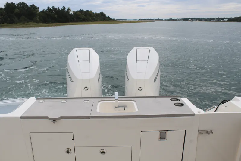 Slide: The Image of Boston Whaler 330 Vantage 2026 - 18