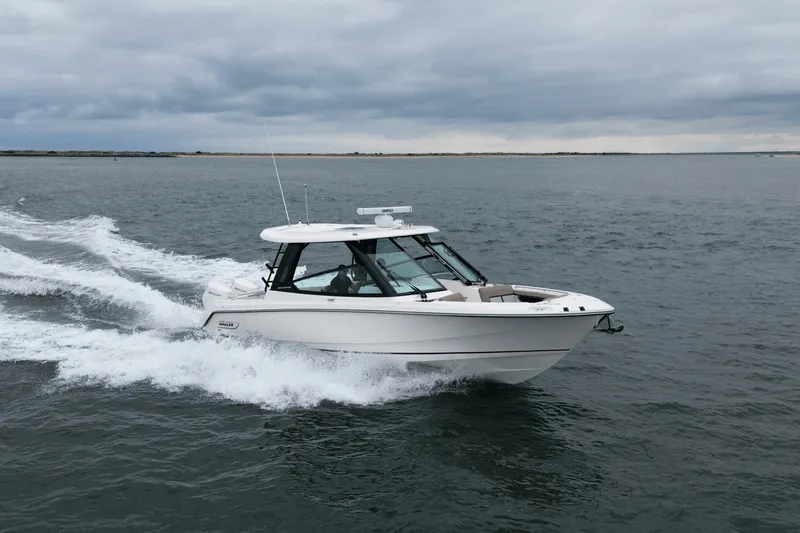Slide: The Image of Boston Whaler 330 Vantage 2026 - 2