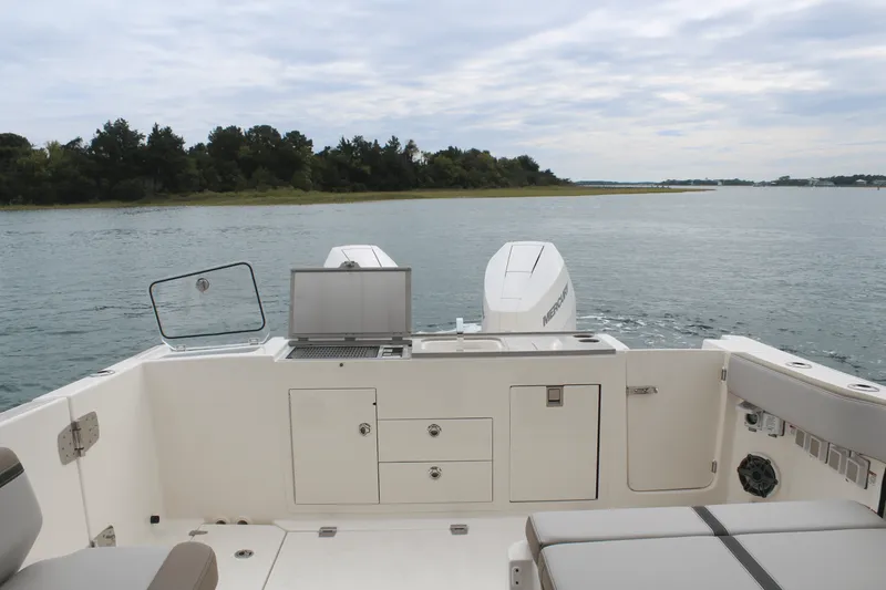 Slide: The Image of Boston Whaler 330 Vantage 2026 - 21