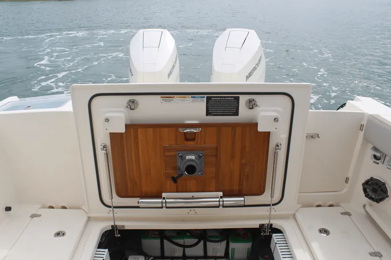 Slide: The Image of Boston Whaler 330 Vantage 2026 - 22