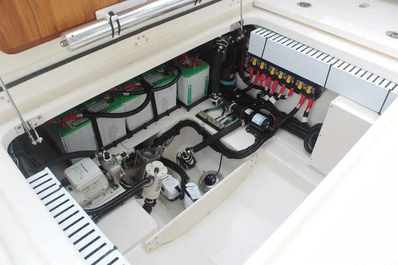 Slide: The Image of Boston Whaler 330 Vantage 2026 - 24