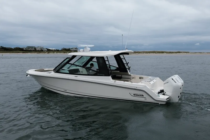 Slide: The Image of Boston Whaler 330 Vantage 2026 - 7