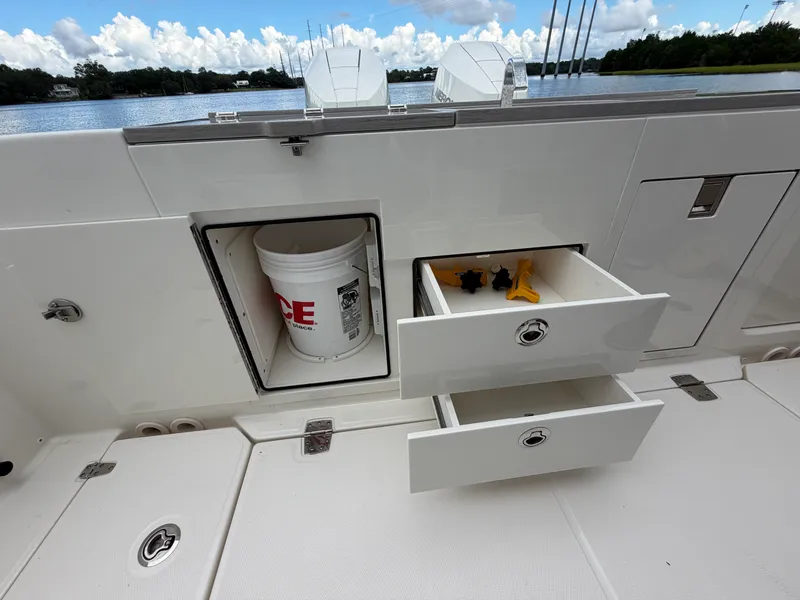 Slide: The Image of Boston Whaler 330 Vantage 2026 - 18