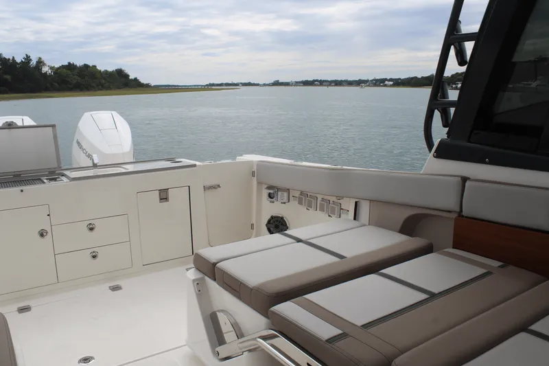 Slide: The Image of Boston Whaler 330 Vantage 2026 - 26