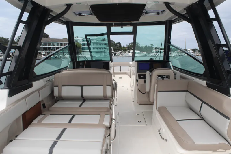 Slide: The Image of Boston Whaler 330 Vantage 2026 - 27